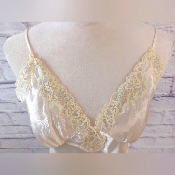 Vintage Signature Expressions Ivory Satin Lace Trim Nightgown Size‎ M Pre-Owned - Picture 2 of 15